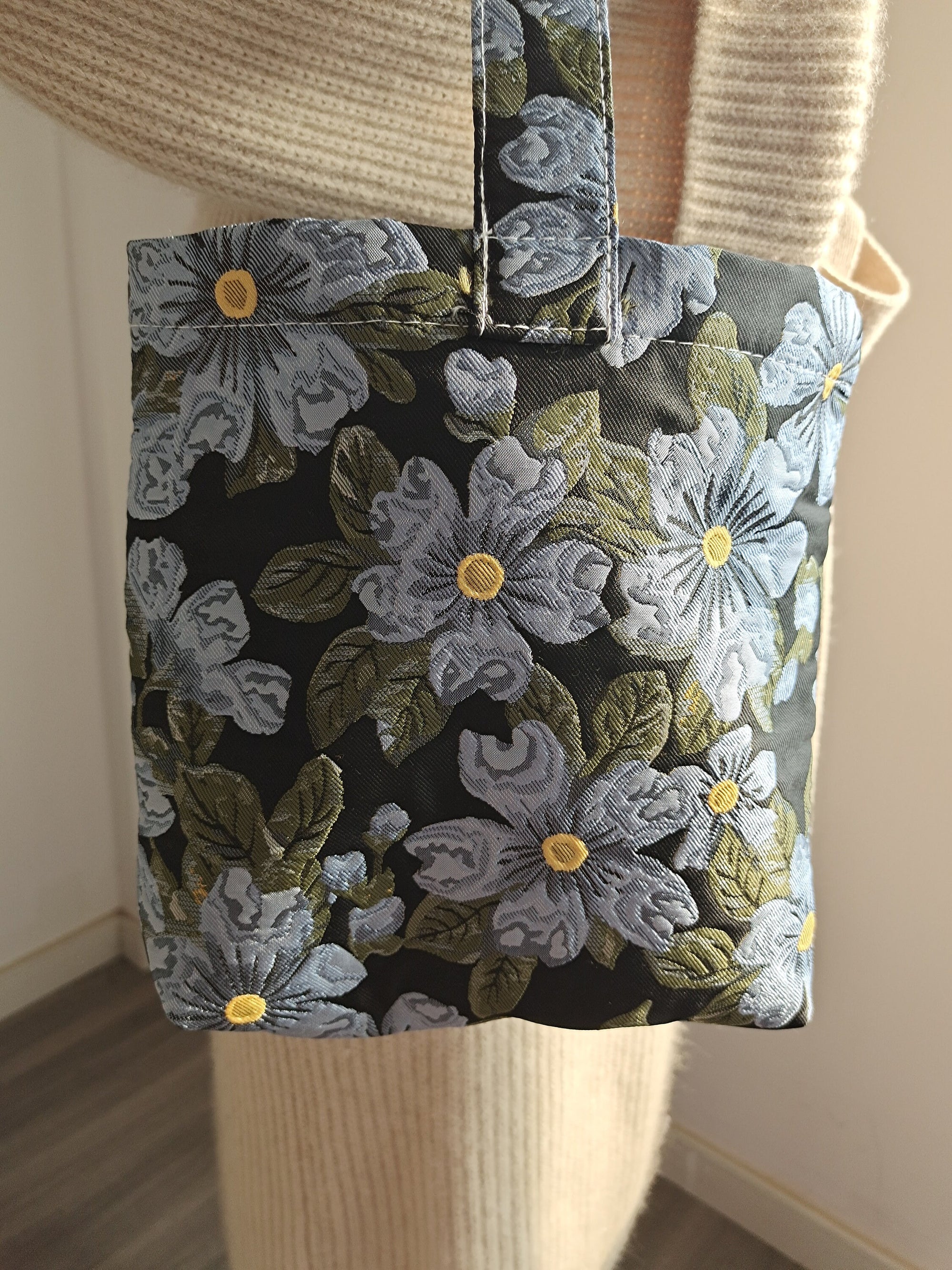 Embroidered Elegant Flower Design tote bag，bottle holder bag, bucket bag，market bag,handbag，Christmas gift